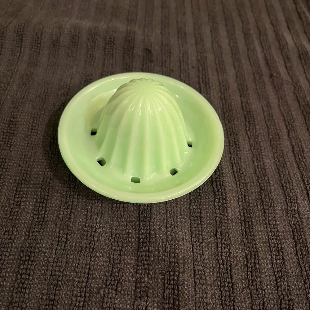 Jadeite citrus juicer